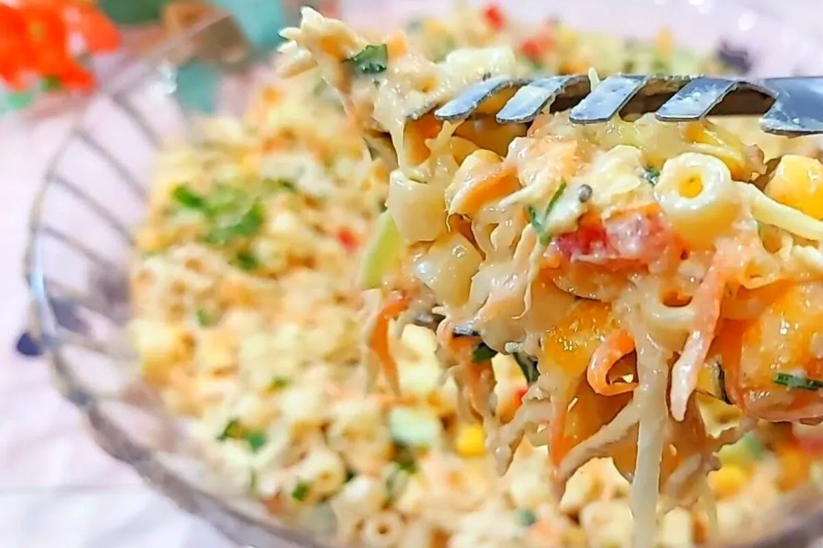 Salada com macarrão completa e colorida, que leva repolho e frango e fica super gostosa