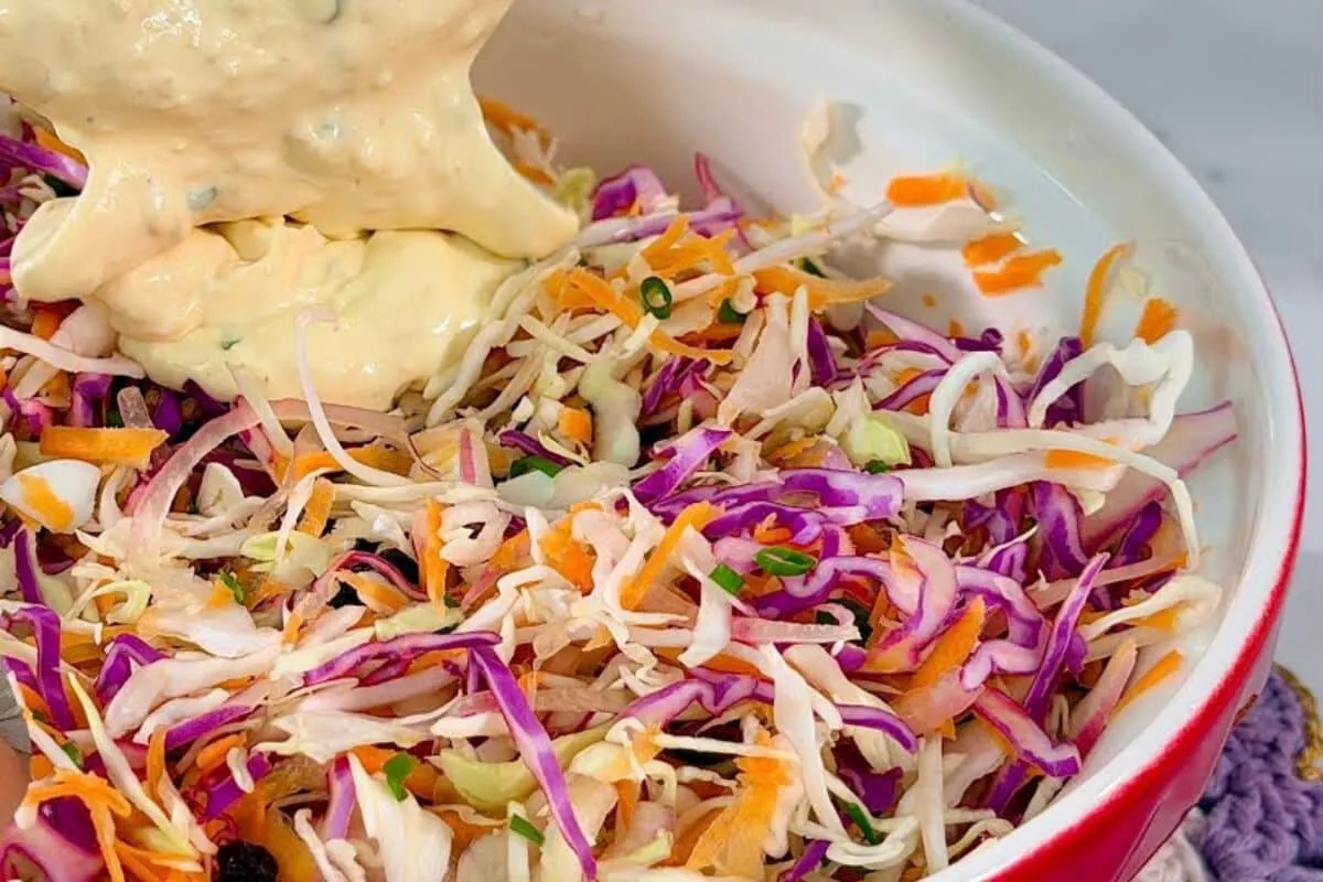 Salada cremosa, fácil de fazer e com um molho divino, perfeita para acompanhar suas refeições