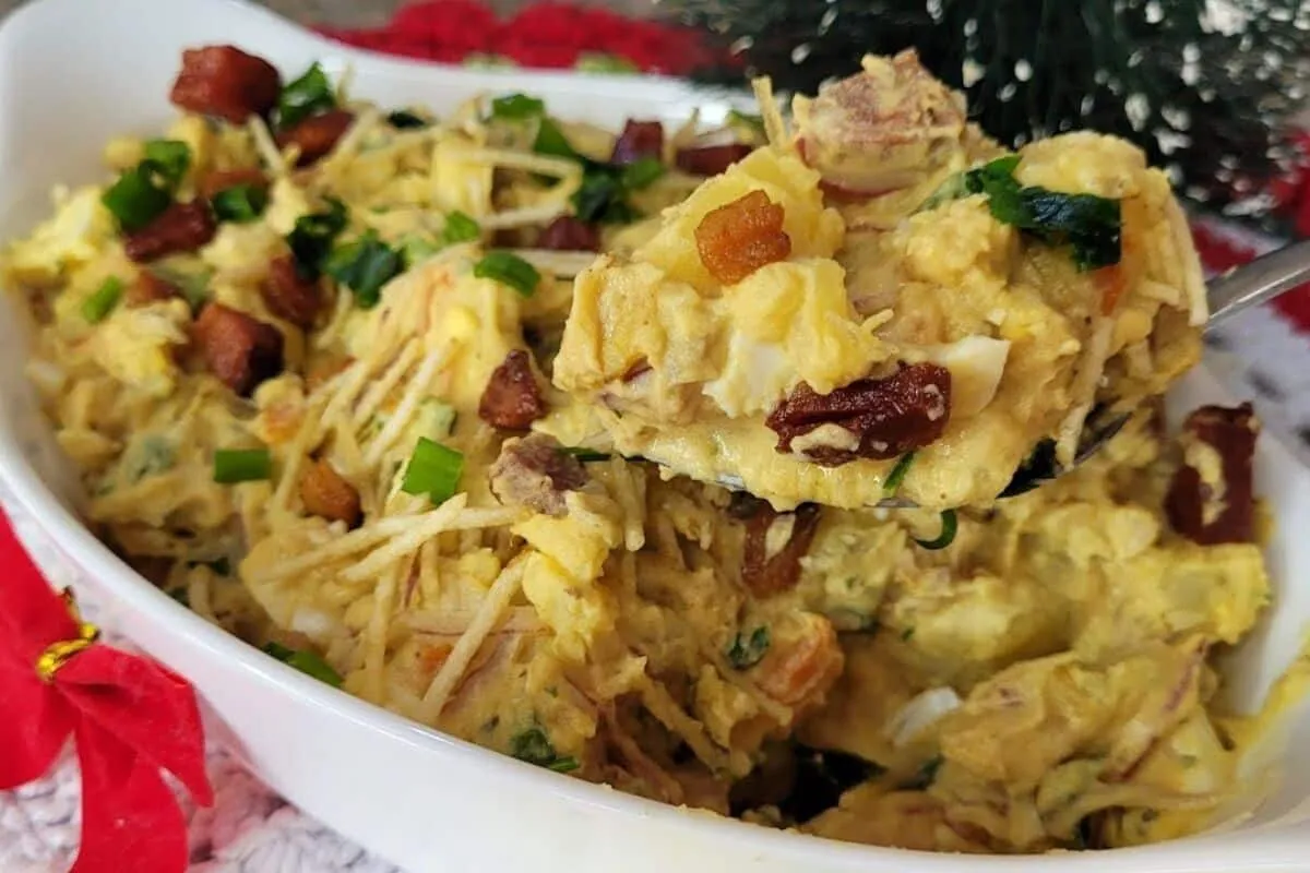 Salada de batatas com bacon cremosona, um acompanhamento perfeito e saboroso