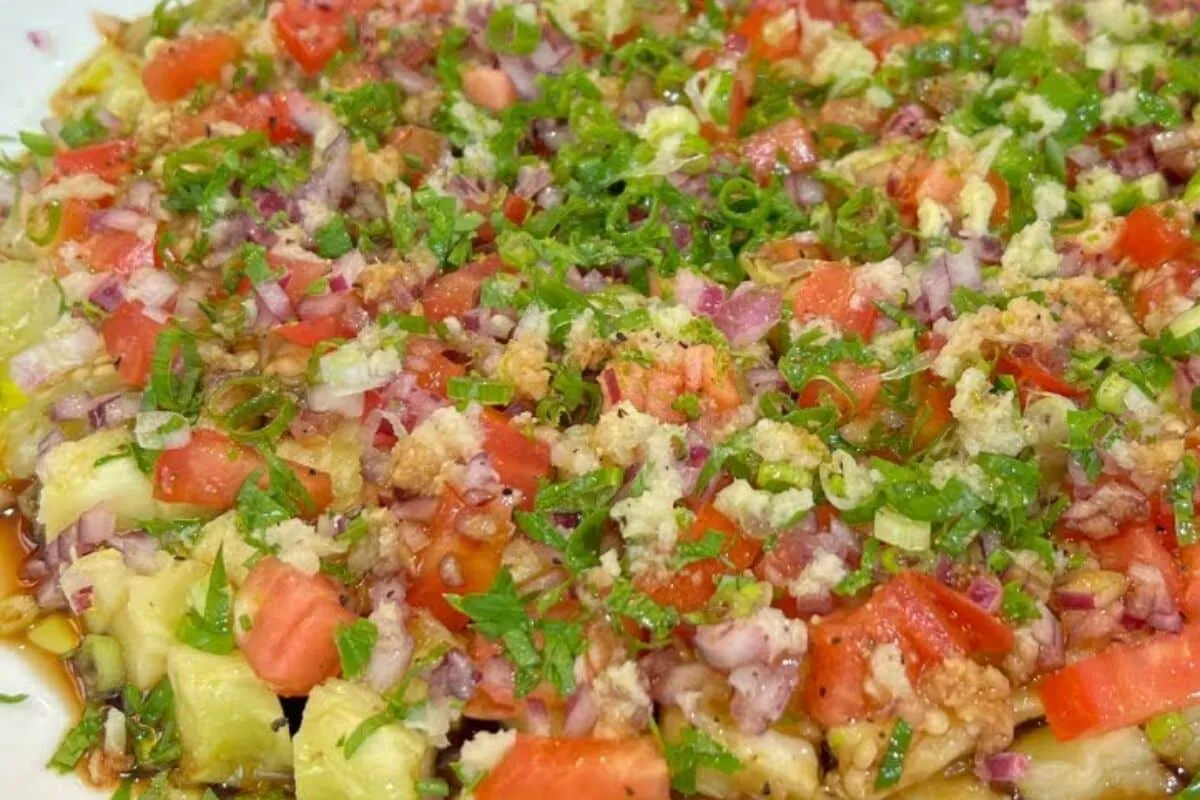 Salada de berinjela no microondas que fica colorida e saborosa, um acompanhamento  prático e saudável