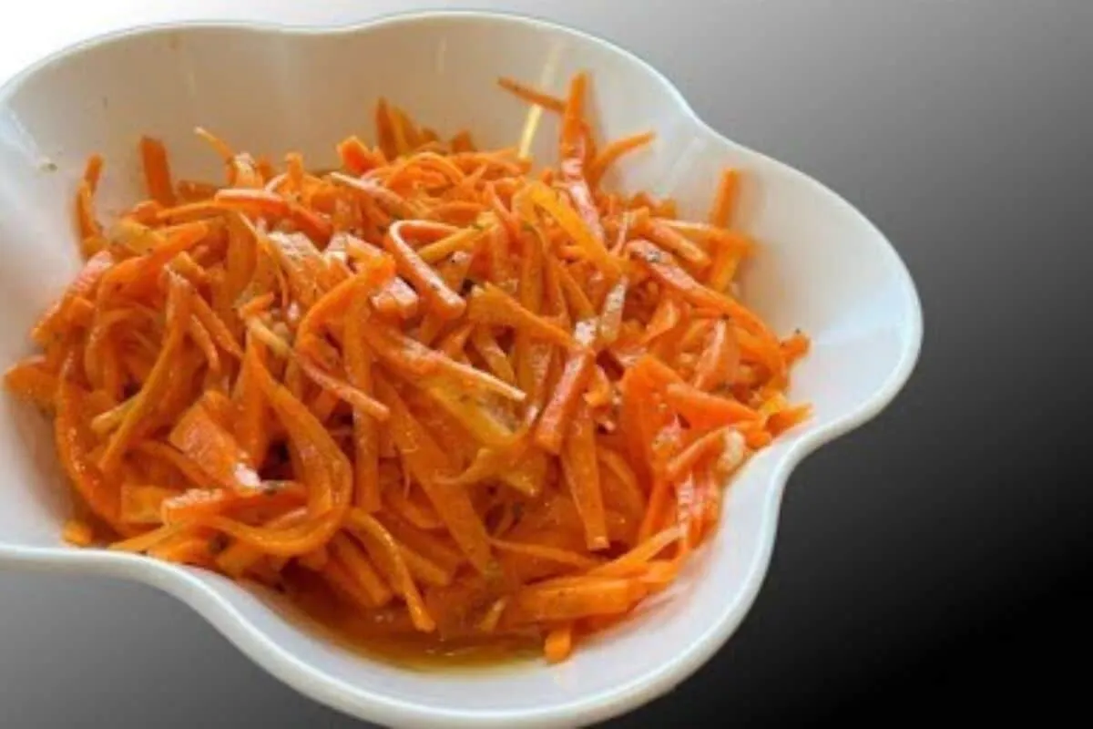 Salada de cenoura coreana com um tempero especial que fica muito crocante e surpreendente