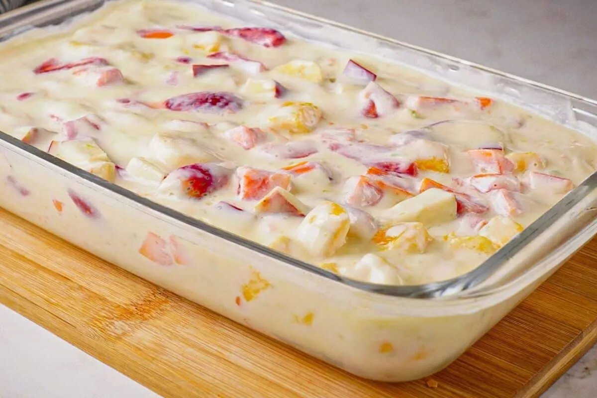 Salada de frutas com um toque cítrico, que não é enjoativa e vai agradar a todos os paladares