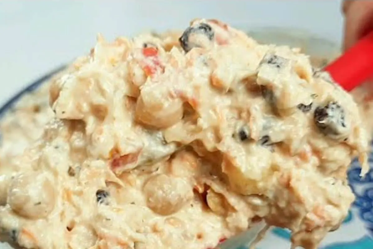 Salada de grão de bico com frango: uma opção nutritiva e deliciosa que você vai querer fazer sempre após provar