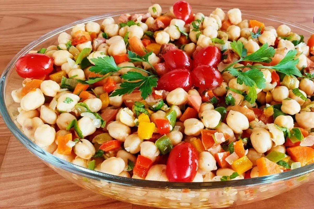 Salada de grão de bico refrescante e completa: aprenda o tempero secreto para servir como prato principal nos dias quentes