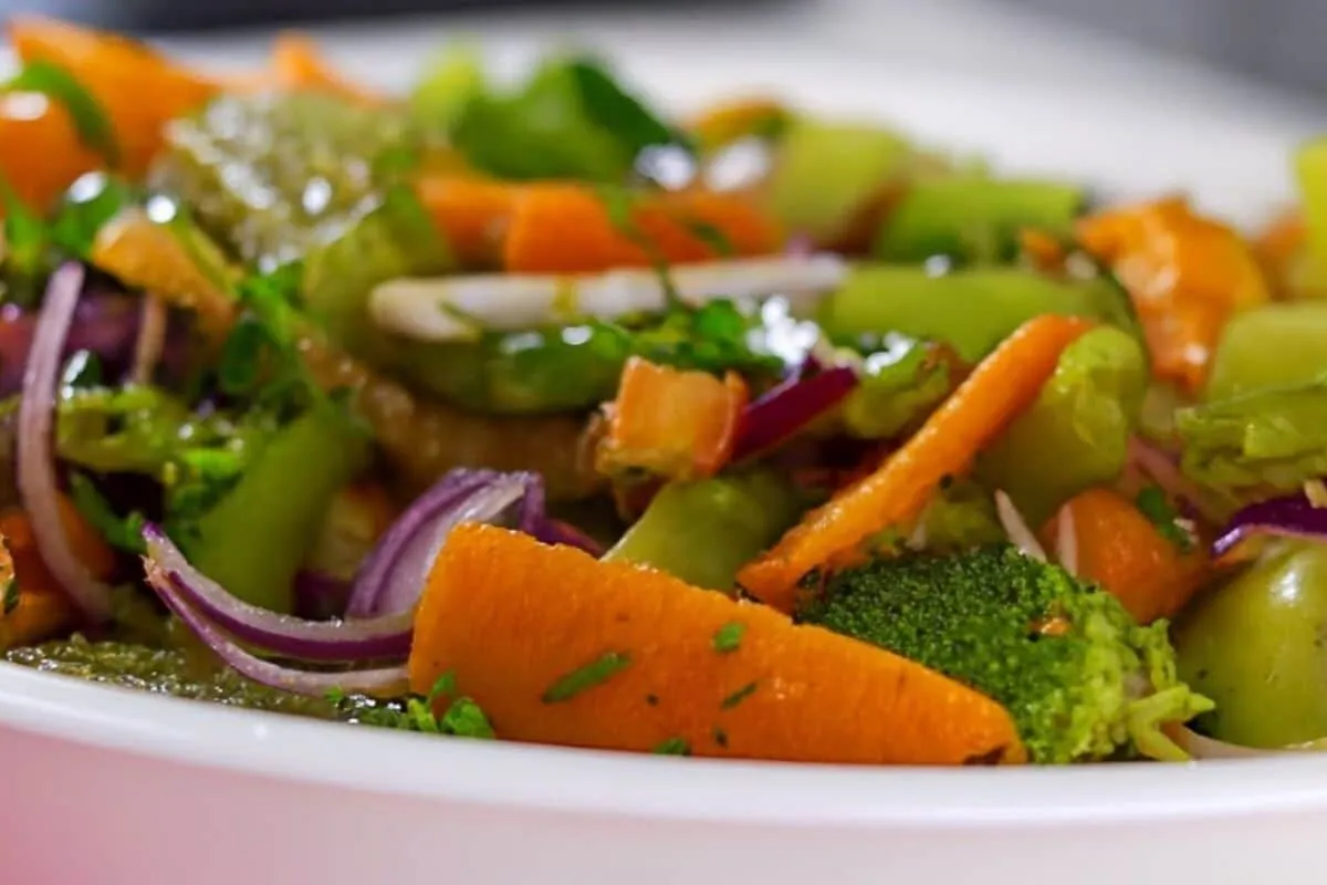 Salada de legumes especial: uma opção colorida, deliciosa e saudável para saborear no dia a dia