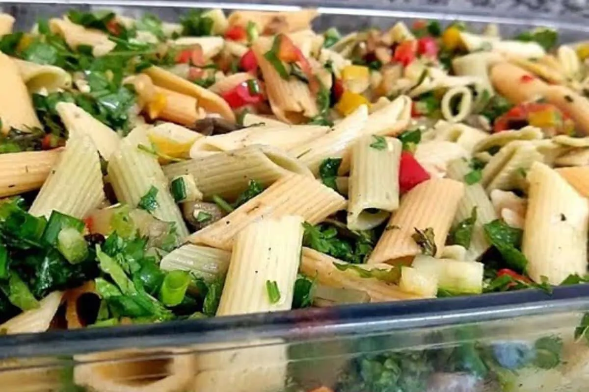 Salada de macarrão bem temperadinha e saborosa: veja o que fazer para não grudar