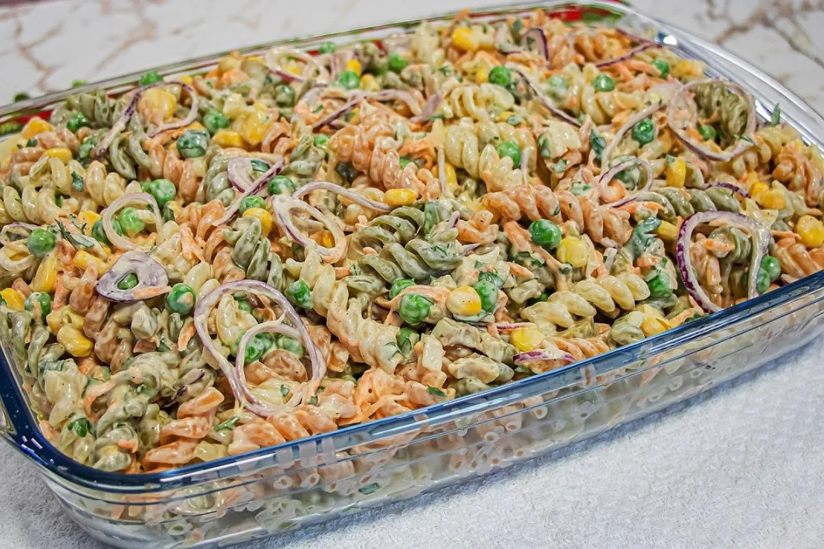 Salada de macarrão cremosa e saborosa para você acompanhar qualquer prato do seu almoço