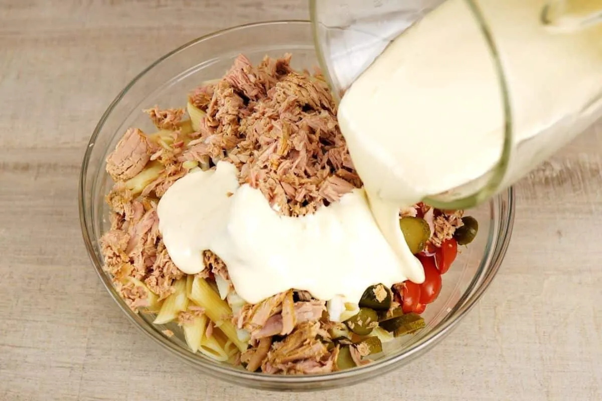 Salada de macarrão deliciosa e super fácil de preparar; você só vai querer fazer assim agora