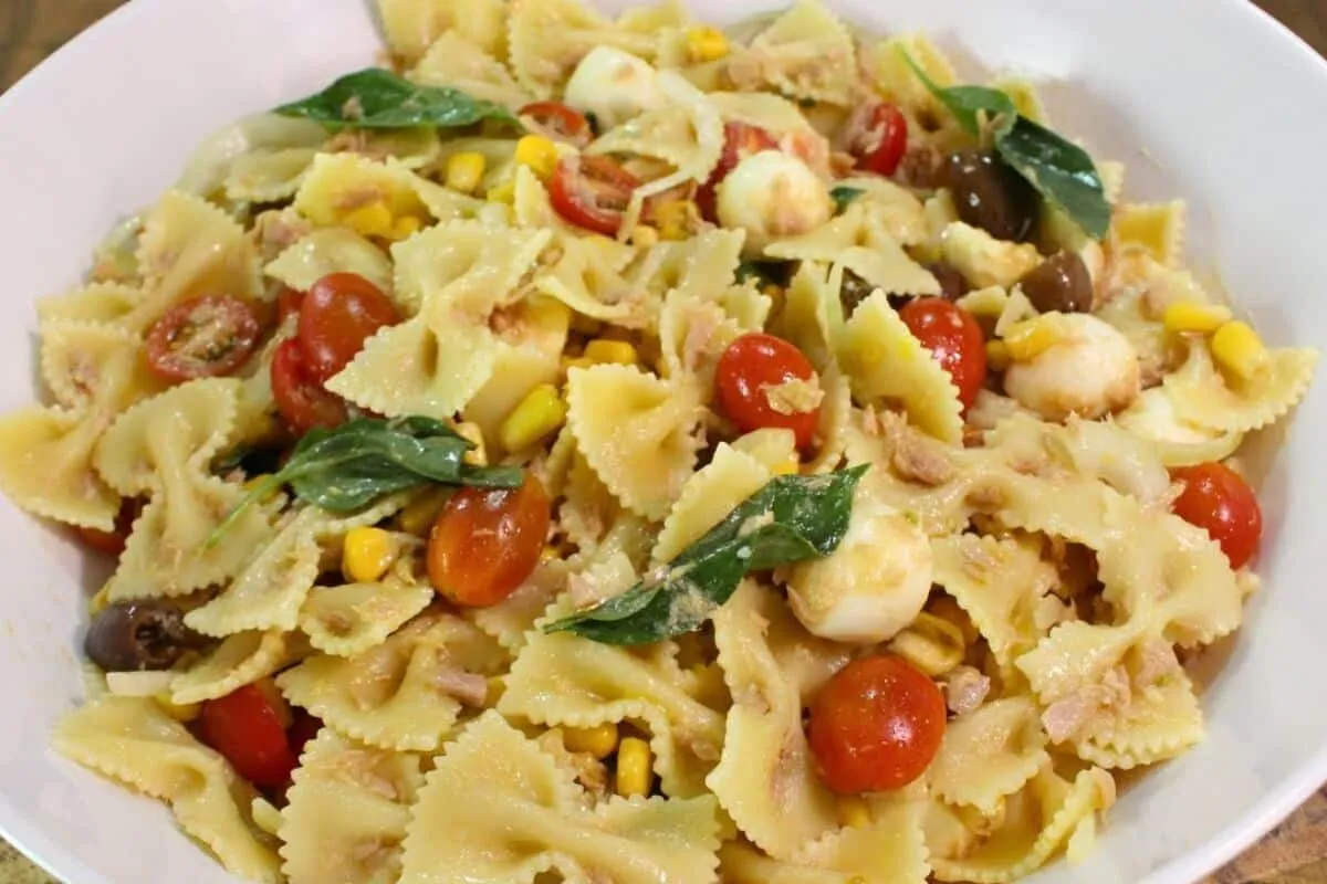 Salada de macarrão farfalle gravatinha com ingredientes leves, coloridos e um sabor maravilhoso