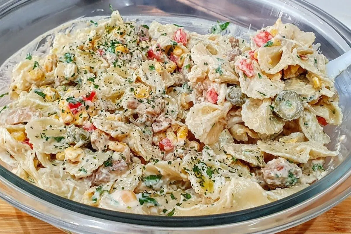 Salada de macarrão geladinha e muito gostosa para servir nos dias quentes