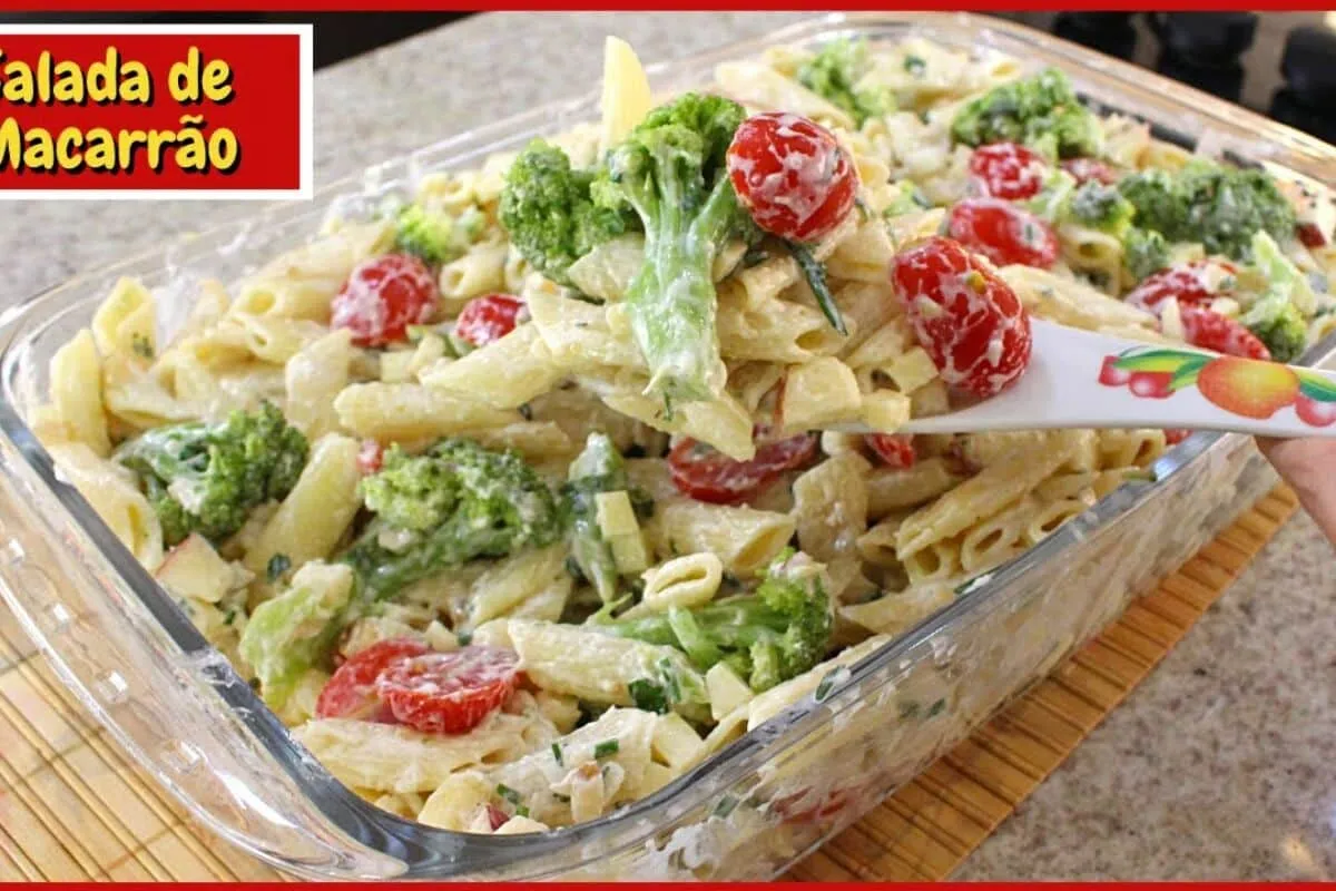 Salada de macarrão, que fica refrescante e saboroso, ideal para o seu churrasco ou almoço em família
