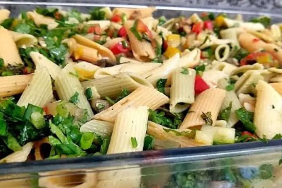 Salada de macarrão refrescante e colorida, o acompanhamento ideal para o seu almoço em família