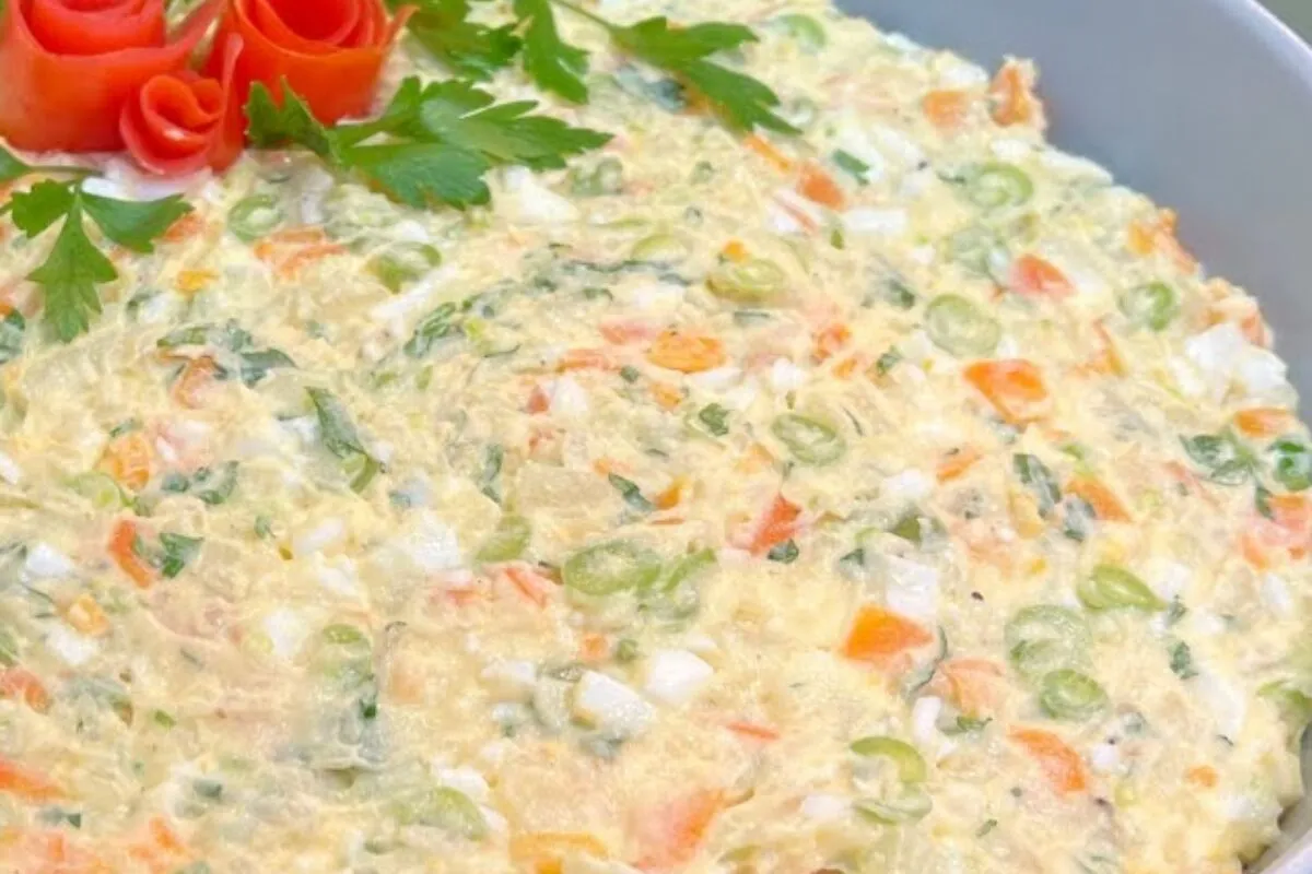 Salada de maionese clássica e bem temperada, o acompanhamento indispensável para o seu almoço em família