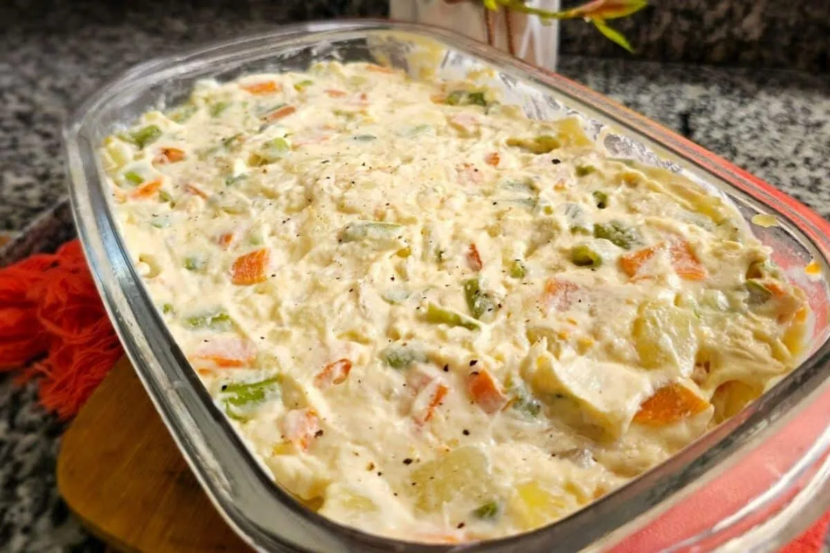 Salada de maionese com frango desfiado deliciosa para o acompanhamento perfeito do seu almoço