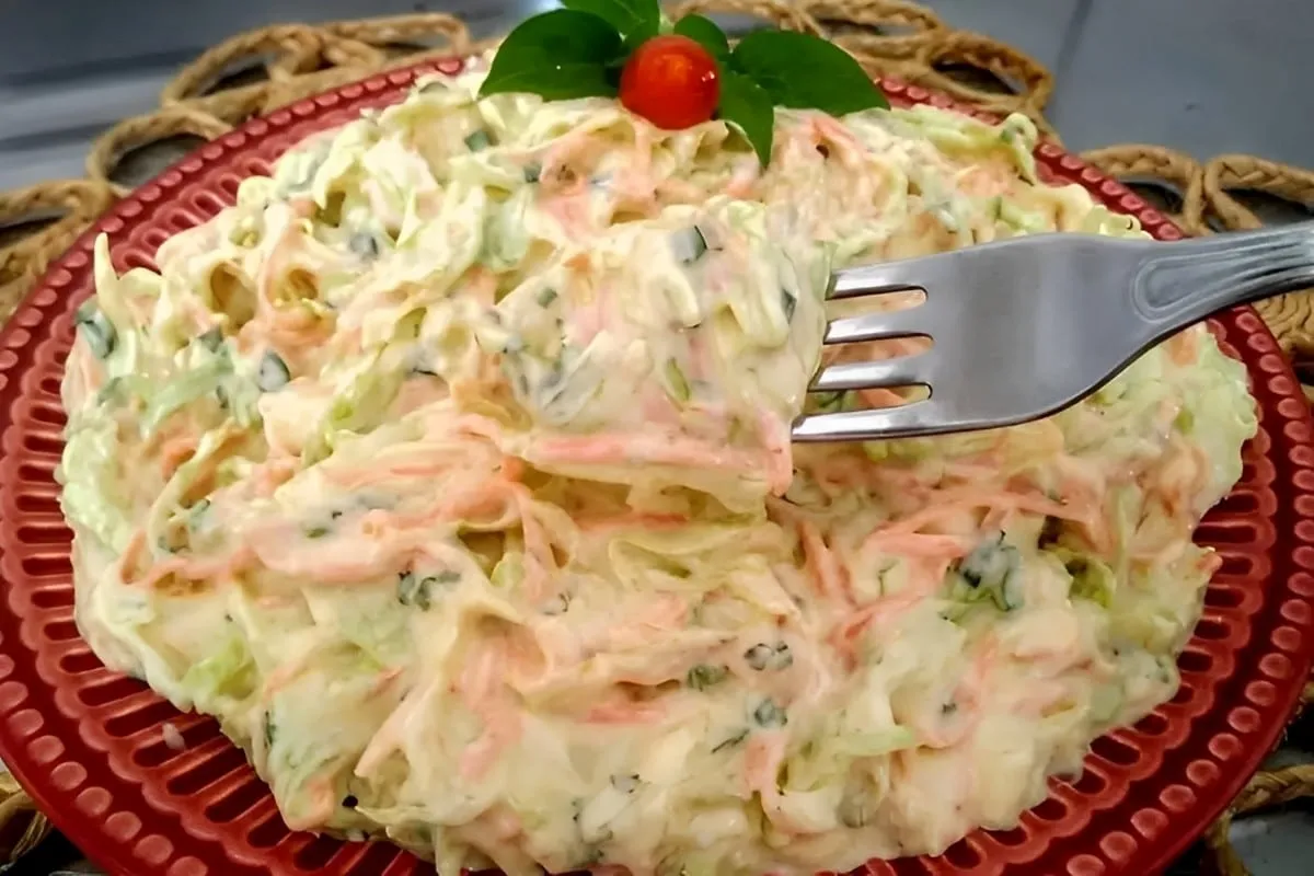 Salada de repolho americana fácil e deliciosa perfeita para servir nos dias mais frios