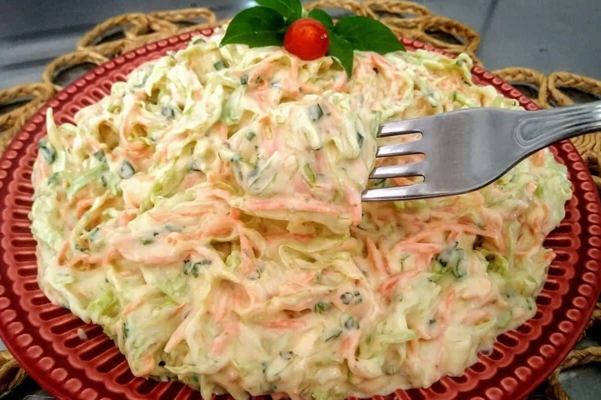 Salada de repolho americana: o acompanhamento clássico, crocante e agridoce que combina com tudo