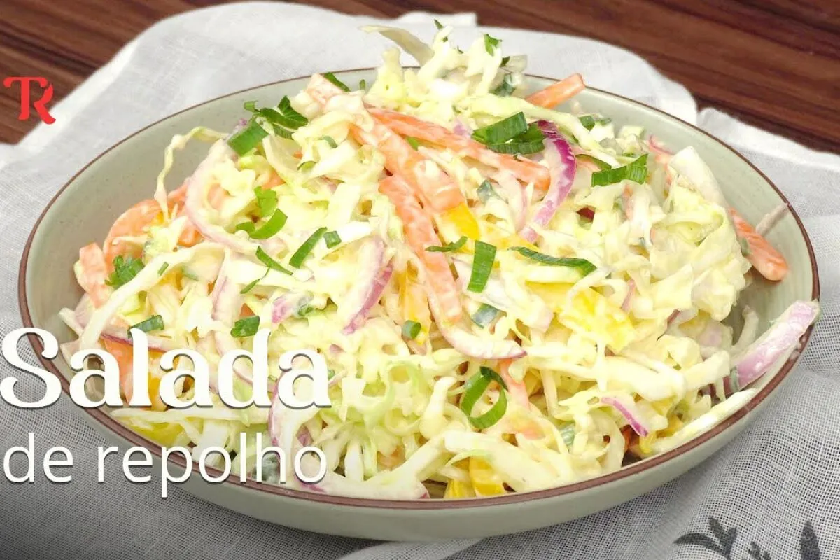 Salada de repolho cremosa, um acompanhamento delicioso e muito refrescante