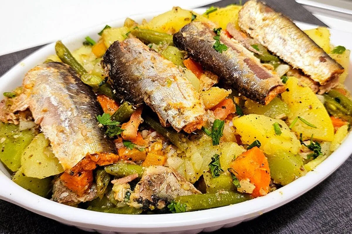 Salada de sardinha diferente e cheia de sabor para seu almoço de domingo