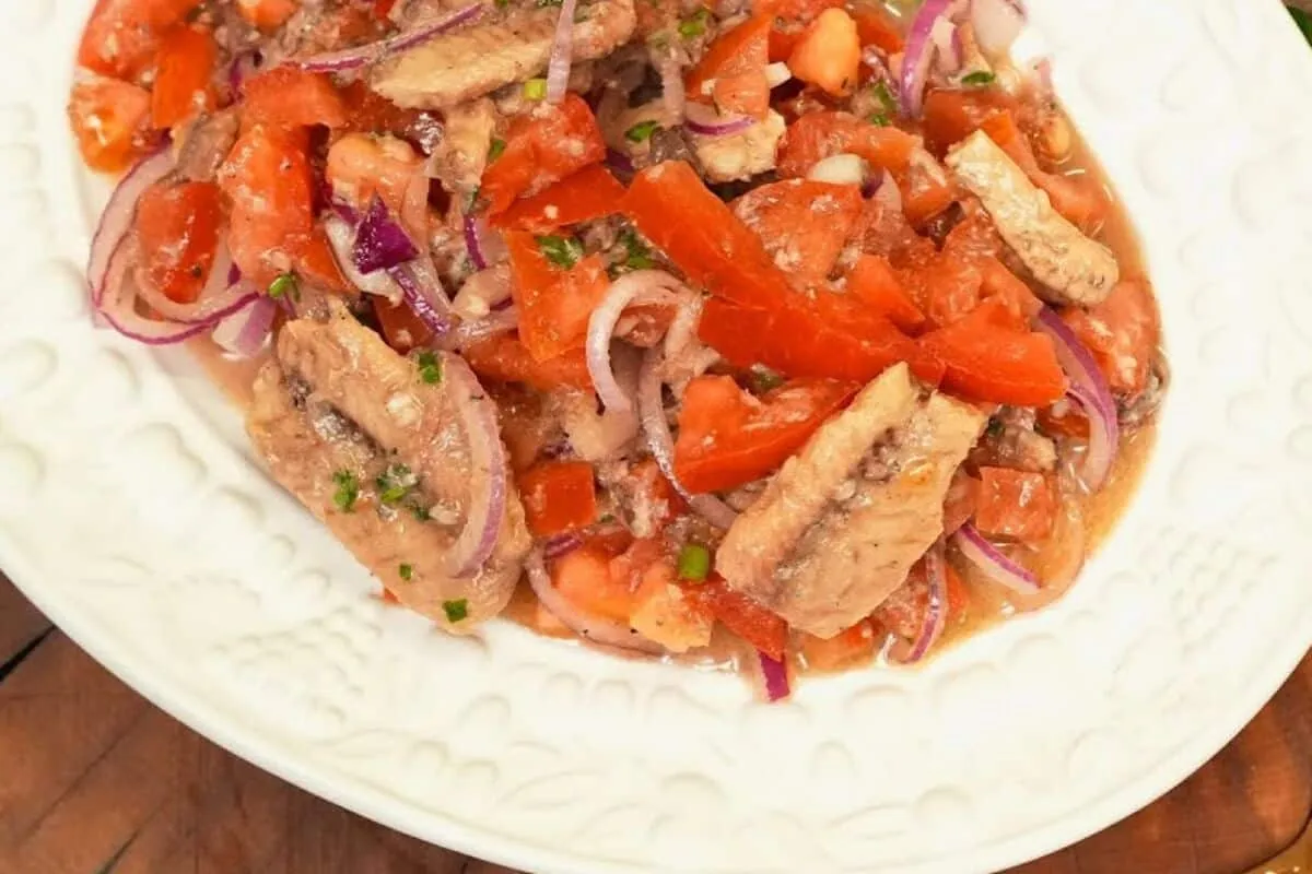 Salada de tomate com sardinha: frescor e simplicidade para o seu cardápio de almoço