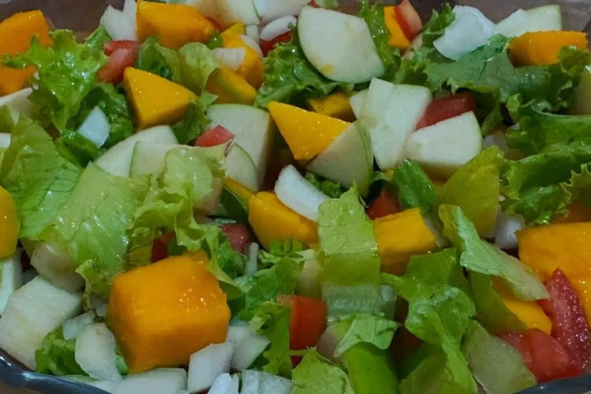 Salada tropical refrescante para os dias de calor, com ingredientes leves e um sabor incrível