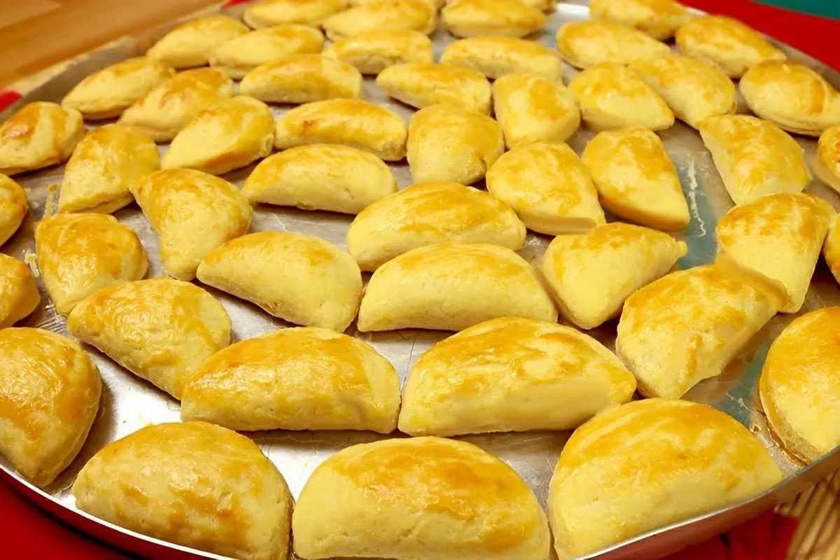 Salgadinho de festa com massa que derrete na boca e recheio de frango cremoso uma delícia