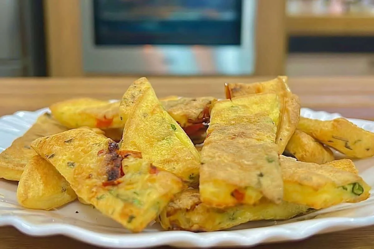 Salgadinho de omelete: crocante por fora e ótimo para servir como lanche ou entrada