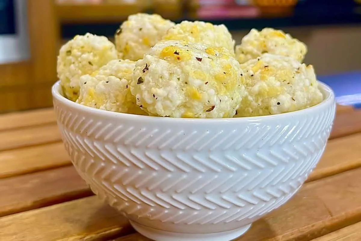 Salgadinho de tapioca sem glúten feito com 4 ingredientes fácil e crocante de verdade