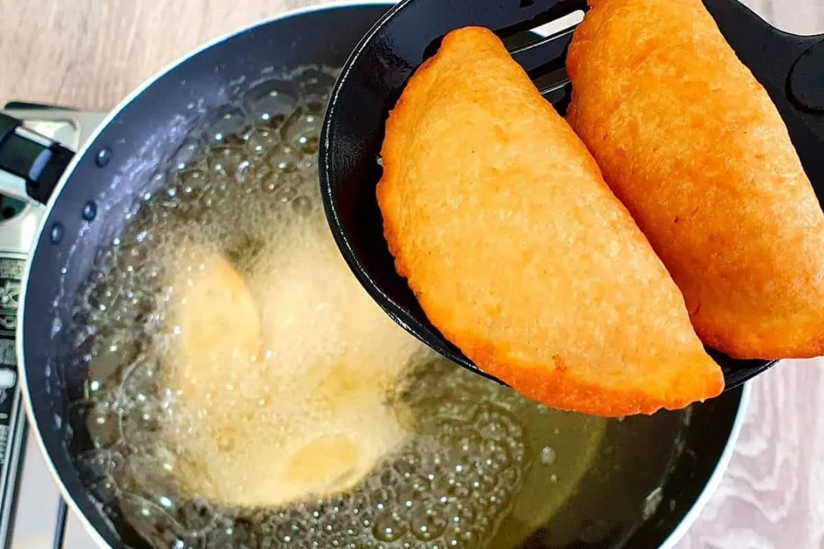 Salgado meia lua de presunto e queijo muito gostoso e fácil de fazer