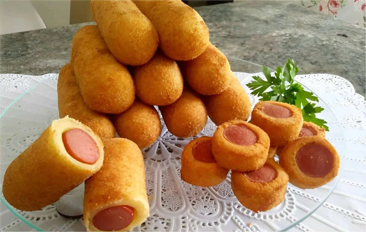 Salsicha empanada no palito um salgado delicioso e muito fácil de fazer