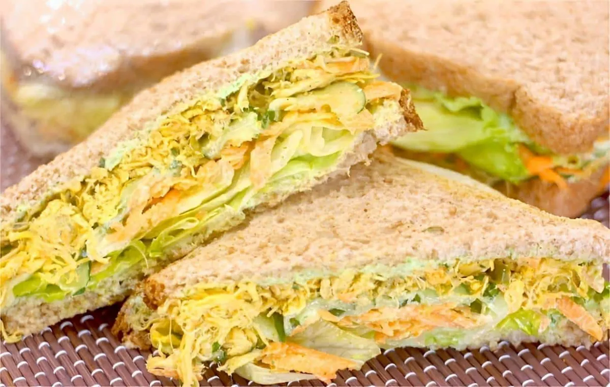 Sanduíche natural de frango um lanche nutritivo delicioso e muito fácil de preparar