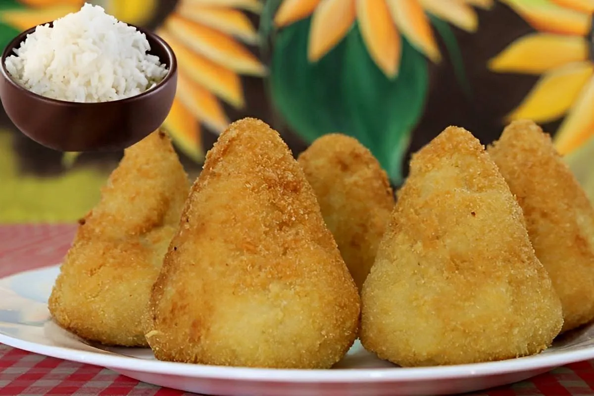 Se você tem arroz que sobrou de ontem já pode fazer coxinha de arroz cozido que é uma delícia
