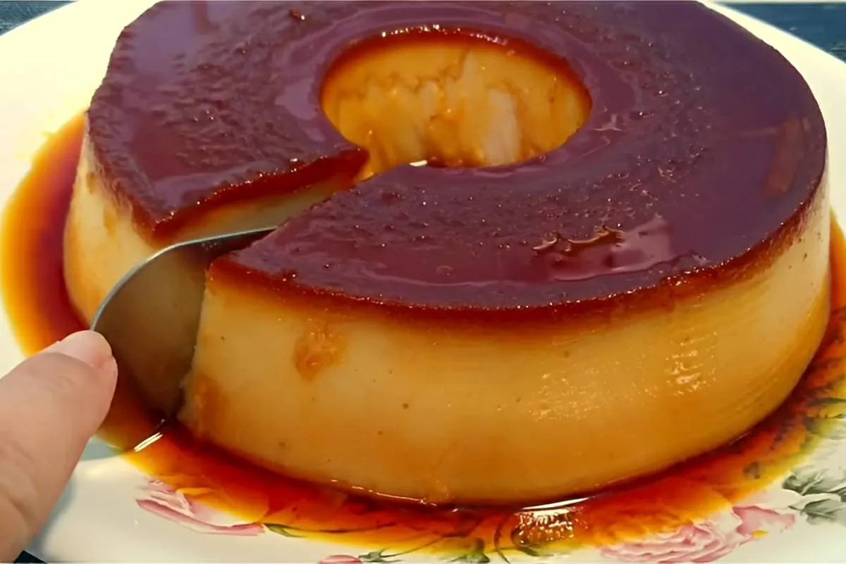 Se você tem pão velho em casa pode fazer esse pudim de pão é só bater no liquidificador e assar