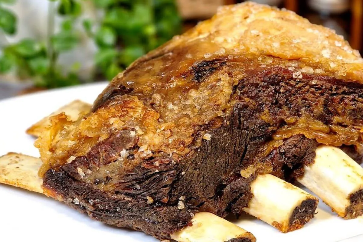 Só 2 ingredientes simples para preparar essa costela assada no forno macia e suculenta