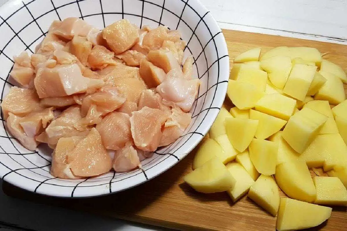 Só faça almoço em casa depois de conhecer essa receita de frango com batata incrível
