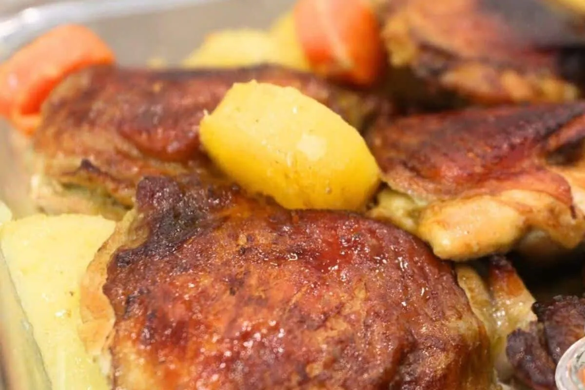 Sobrecoxa assada com batata: a receita simples e fácil que garante um frango suculento e muito saboroso