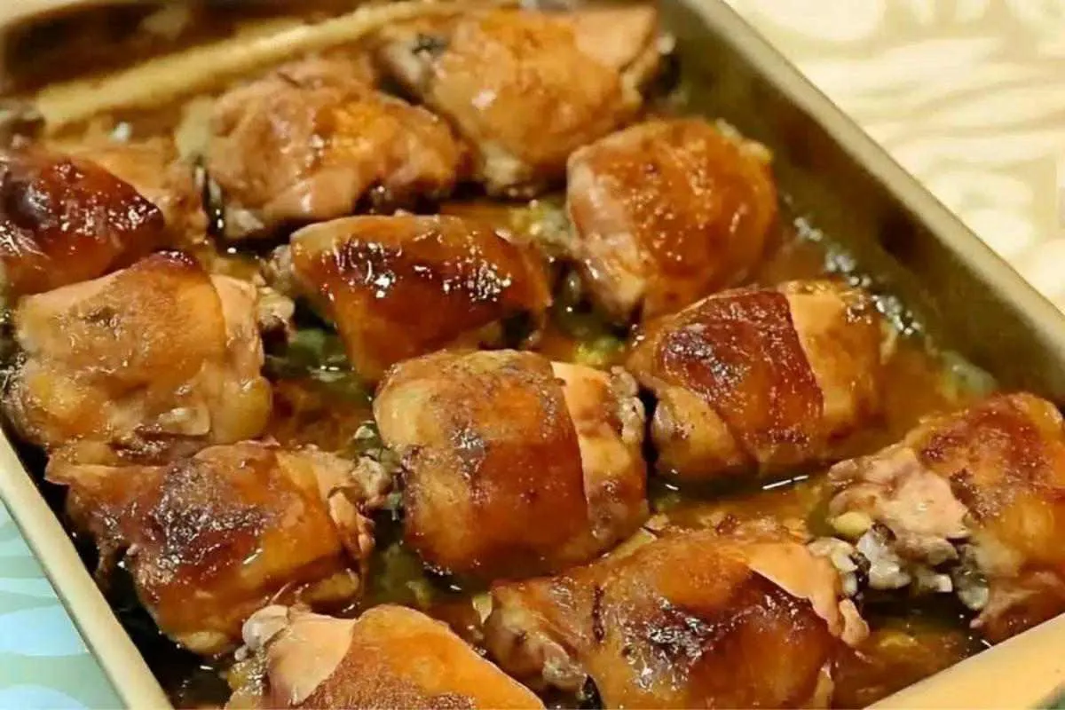 Sobrecoxa de frango assada com tempero da roça que fica suculenta e não seca