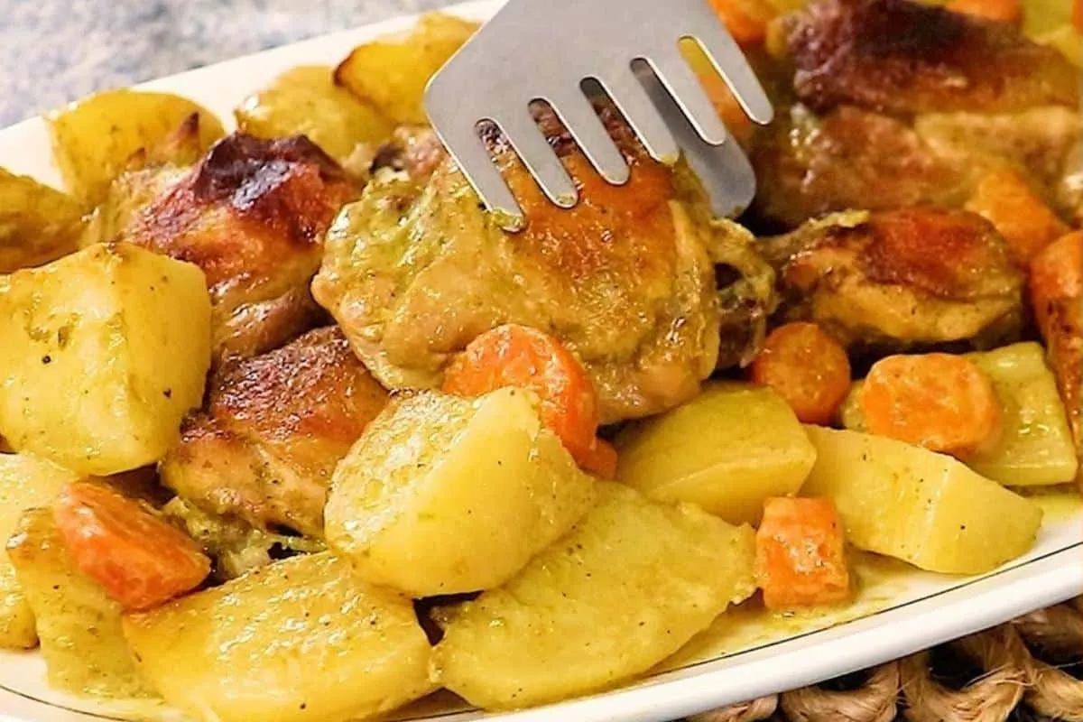 Sobrecoxa de frango de frango com legumes para o natal sem gastar muito tempo na cozinha