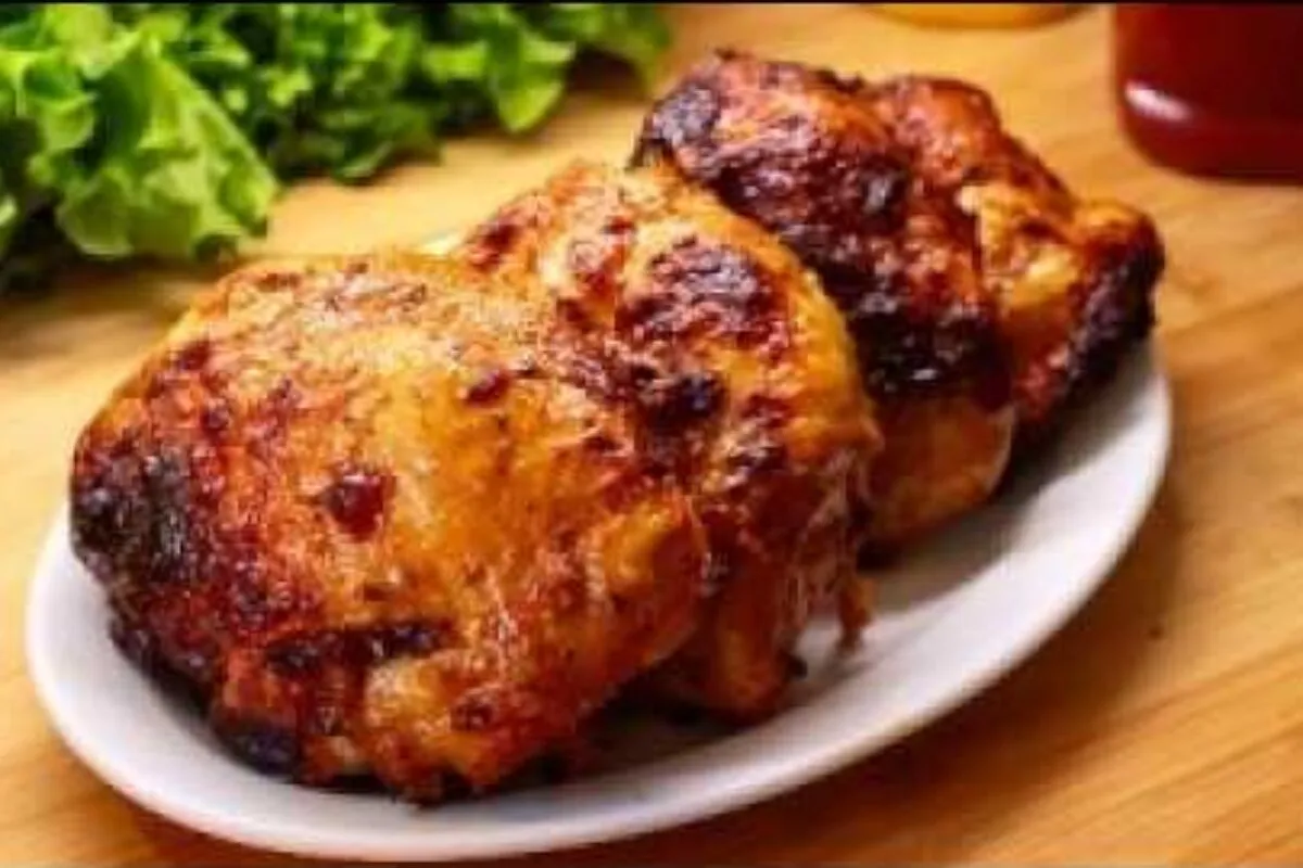 Sobrecoxa na air fryer bem douradinha por fora e no ponto por dentro com tempero super fácil