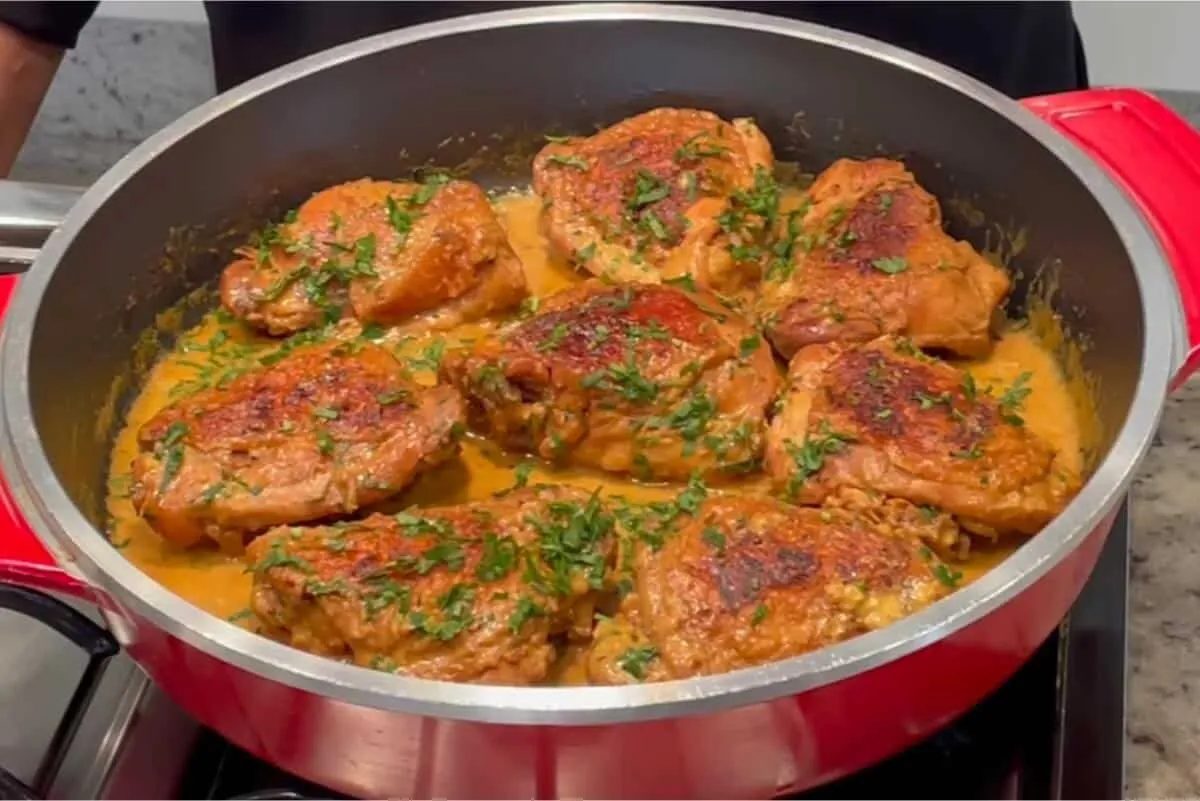 Sobrecoxa na mostarda: aprenda a fazer esse frango suculento e bem temperado de um jeito simples