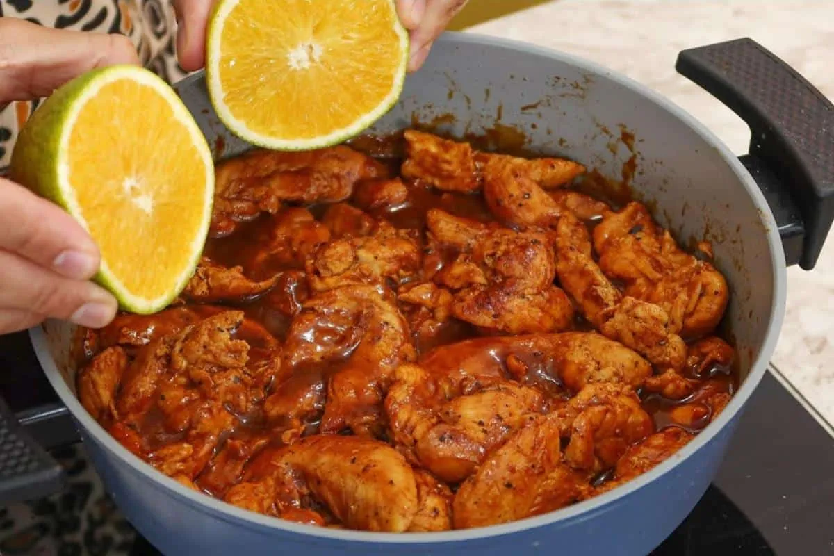 Sobrecoxa na panela agridoce bem fácil de fazer para o seu almoço