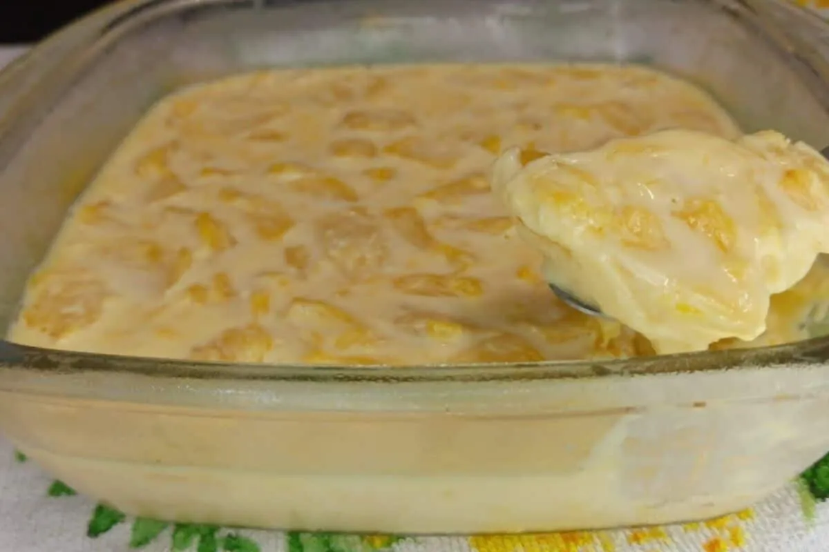 Sobremesa cremosa de abacaxi, um doce refrescante feito com poucos ingredientes que derrete na boca