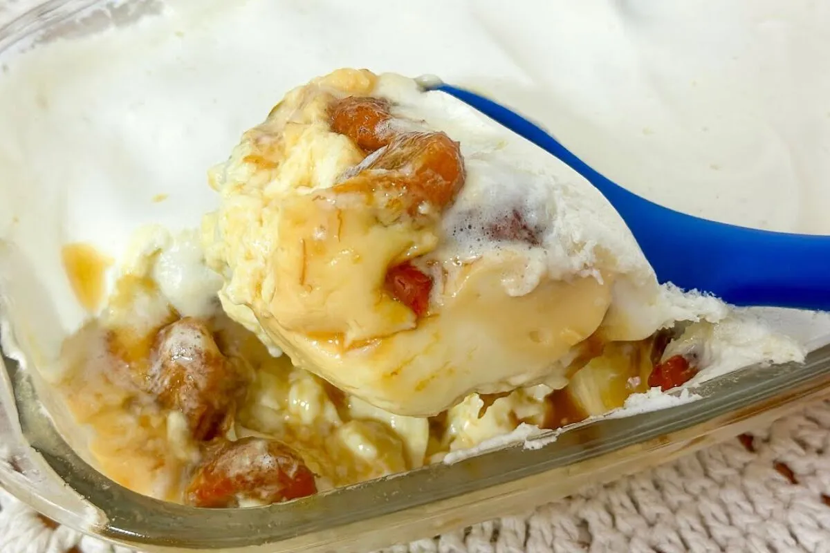 Sobremesa cremosa de banana com espuma de leite ninho, que é econômica, fácil e deliciosa
