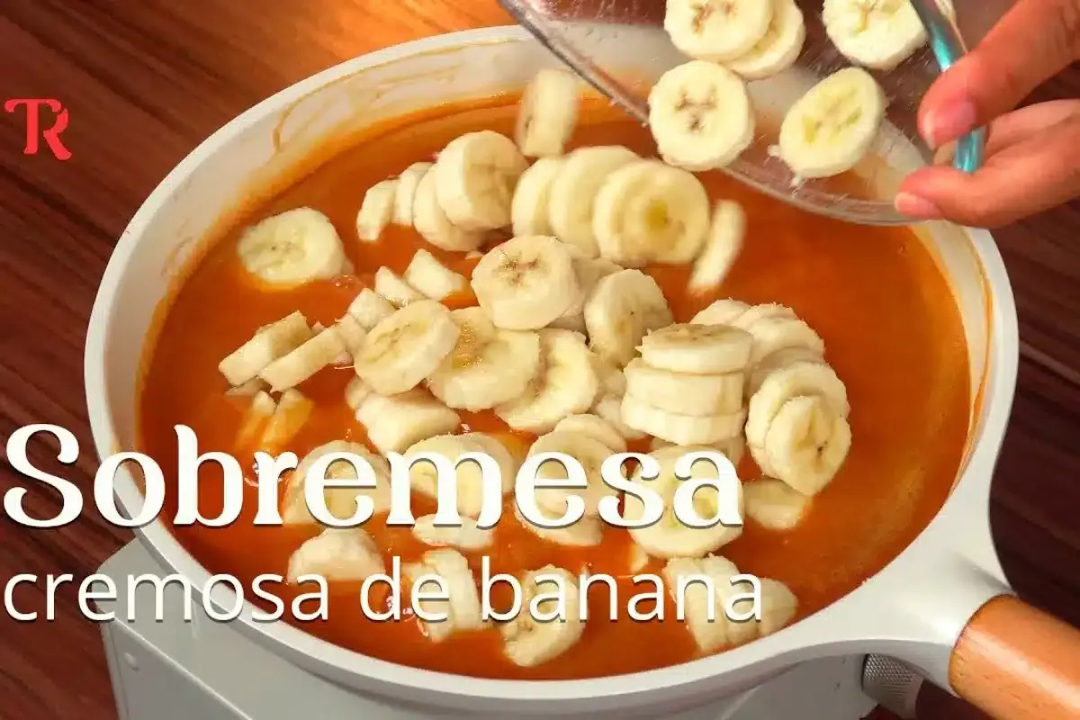 Sobremesa cremosa de banana que derrete na boca, um doce caseiro com sabor de infância