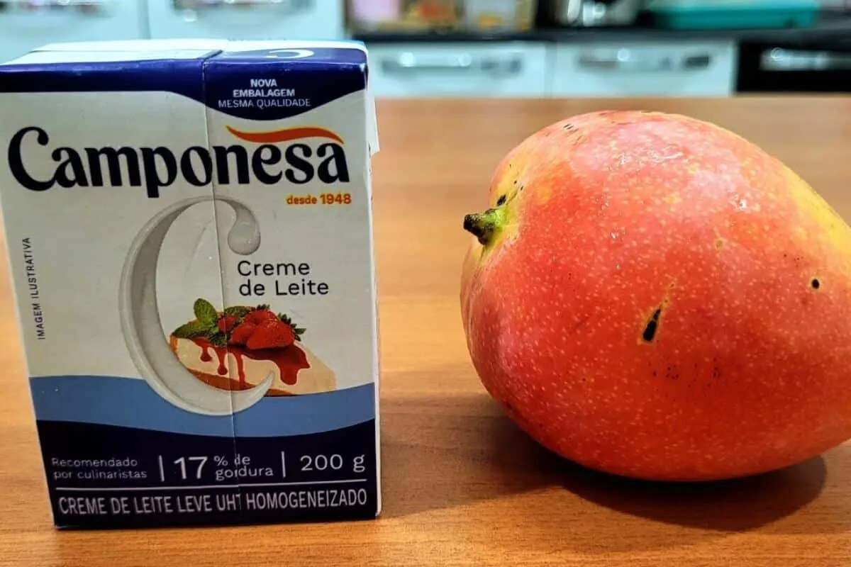 Sobremesa de 3 ingredientes com a fruta do momento bateu, gelou, está pronta!