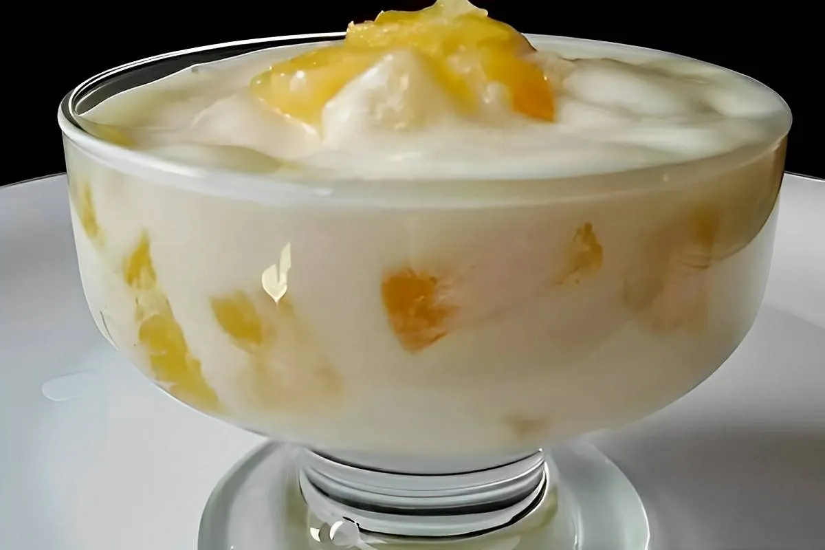Sobremesa de abacaxi com pedacinhos da fruta a cara da sua ceia de natal