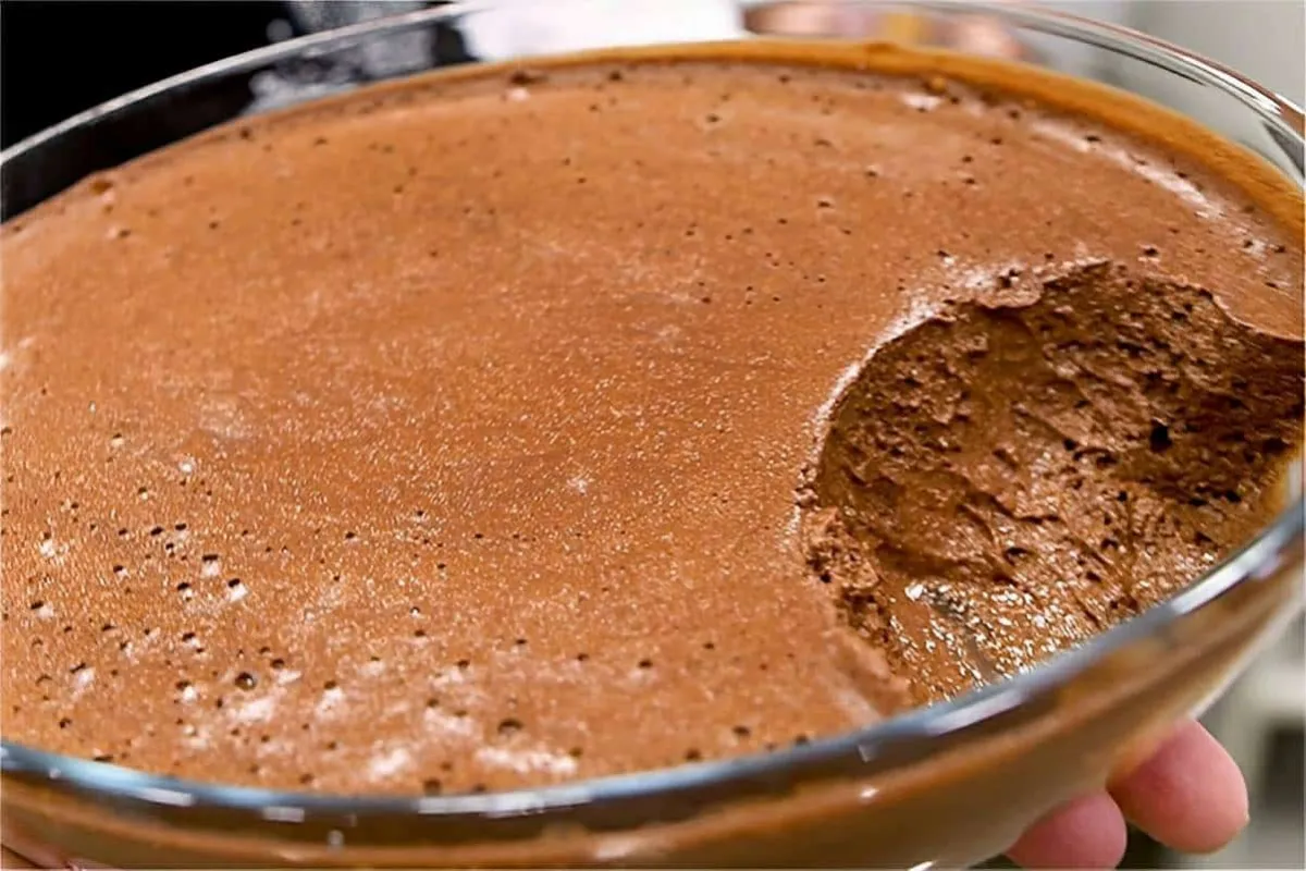 Sobremesa de chocolate que derrete na boca feita com apenas 4 ingredientes