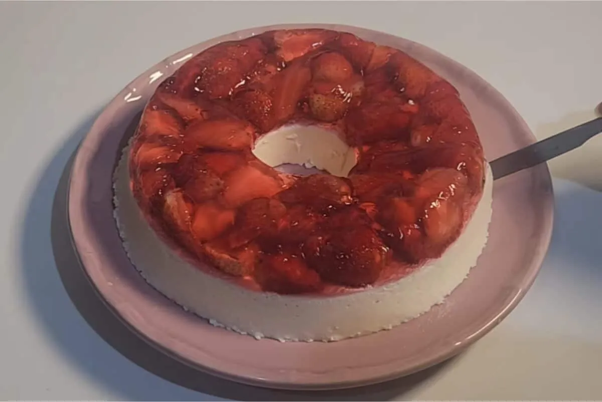 Sobremesa de morango com receita prática para refrescar a sua comemoração de ano novo