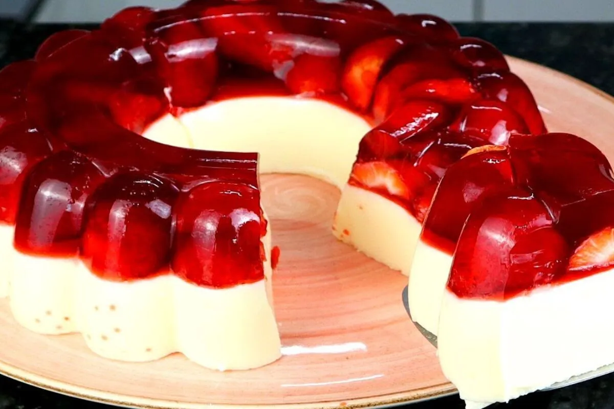 Sobremesa de morango montada: o doce simples e muito fácil de fazer que fica lindo na taça