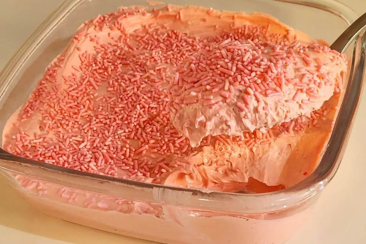 Sobremesa de morango rápida e fácil que fica pronta num instante para sua ceia de Natal