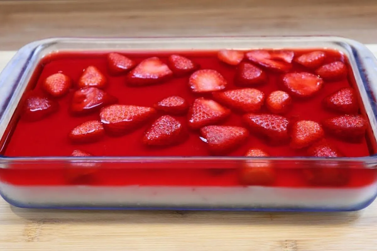 Sobremesa de morango, uma opção gelada, linda e muito refrescante, que todos adoram